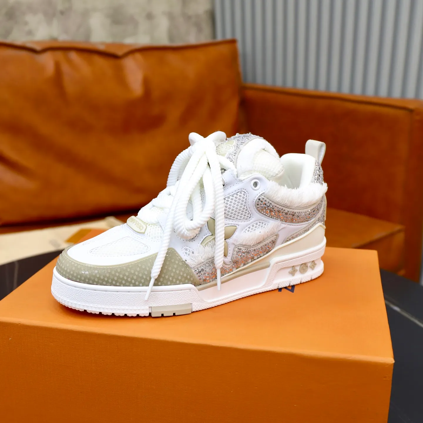 Ex-factory price: 860💰LV Couple👫Louis Vuitton TRAINER sneakers classic Louis Vuitton men's artistic director Virgil Abloh picked inspiration to create this LV Trainer sneaker. Yingze crystal inlays present a colorful effect. VS can be matched with two gorgeous effect colors. The LV letter logo badge on the tongue is gorgeous and noble. The LV letter is decorated on the side. The outsole is decorated with a Monogram flower pattern. It shows the trend of elegance and nobility! Men's and women's models: 35-46